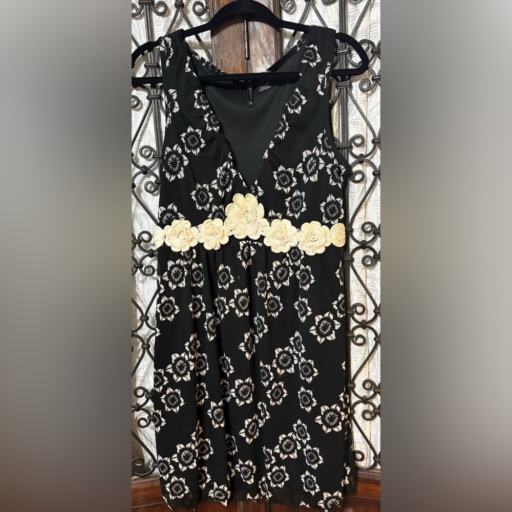 New Directions Black and Cream Floral Mini Dress
